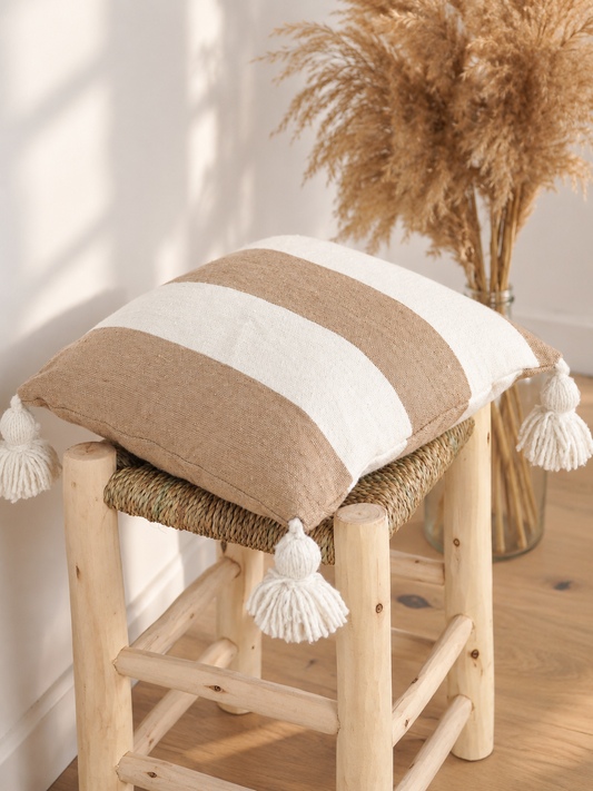 Coussin à pompons écru et larges rayures